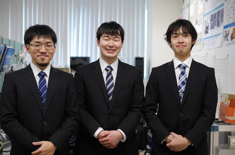 スーツを着ている男たち
自動的に生成された説明