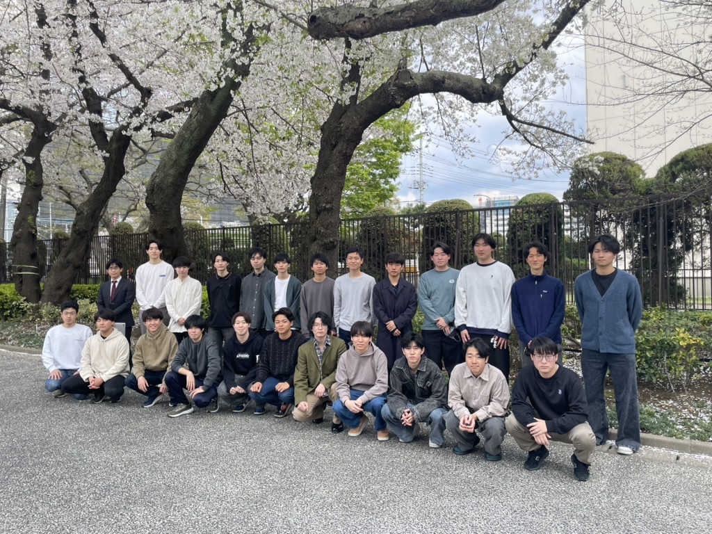 人, 屋外, 道路, グループ が含まれている画像
AI によって生成されたコンテンツは間違っている可能性があります。