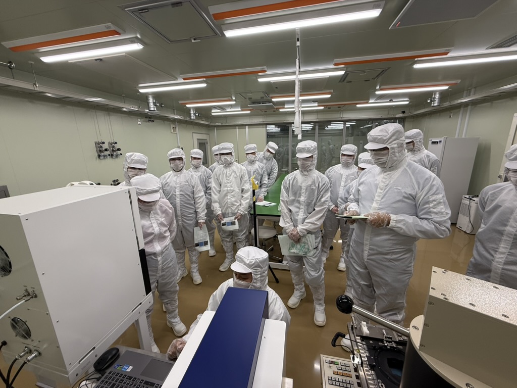 屋内, 人, 民衆, グループ が含まれている画像
AI 生成コンテンツは誤りを含む可能性があります。