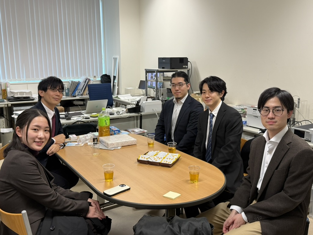 テーブルを囲んでいる人達
AI 生成コンテンツは誤りを含む可能性があります。