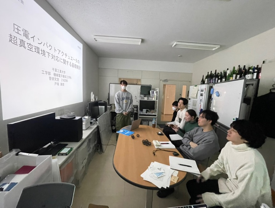 キッチンで作業をしている人たち
AI によって生成されたコンテンツは間違っている可能性があります。