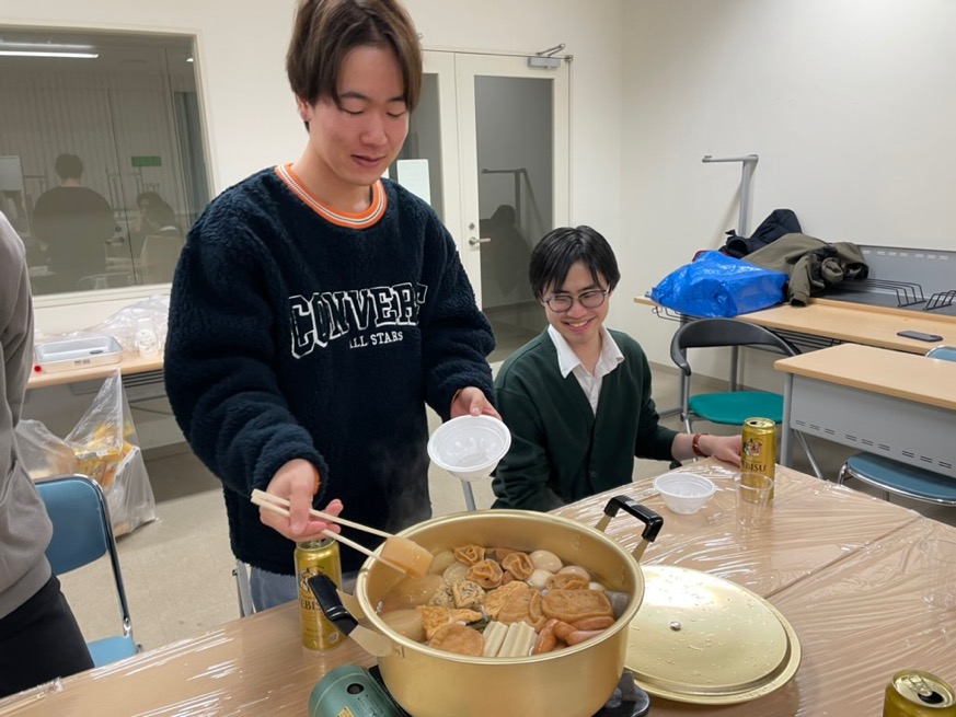 キッチンで料理をしている男性
AI によって生成されたコンテンツは間違っている可能性があります。