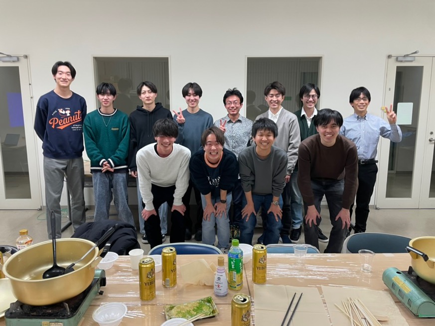 テーブルの周りに集まっている人たち
AI によって生成されたコンテンツは間違っている可能性があります。