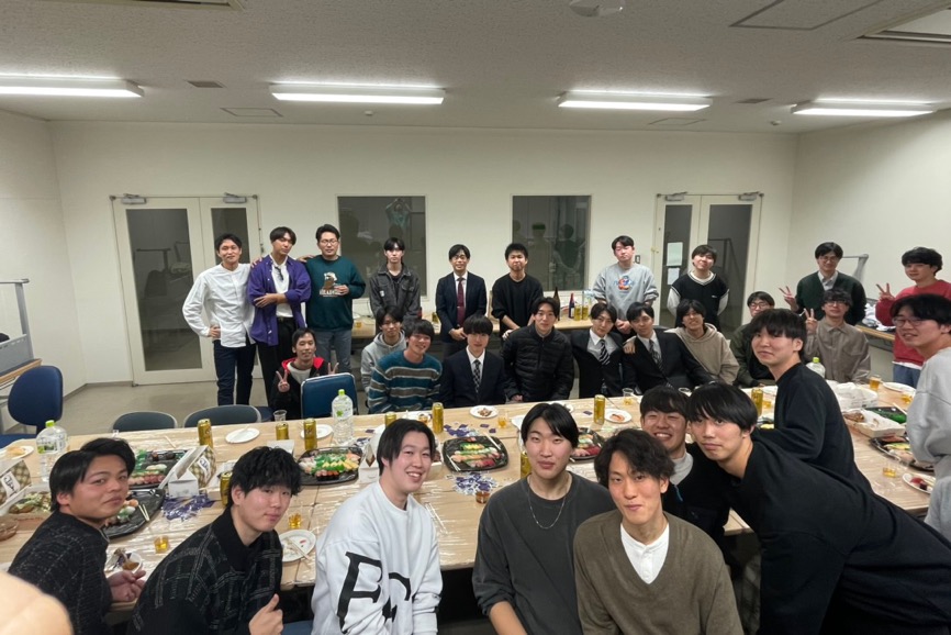 会議室に集まる人々
AI によって生成されたコンテンツは間違っている可能性があります。