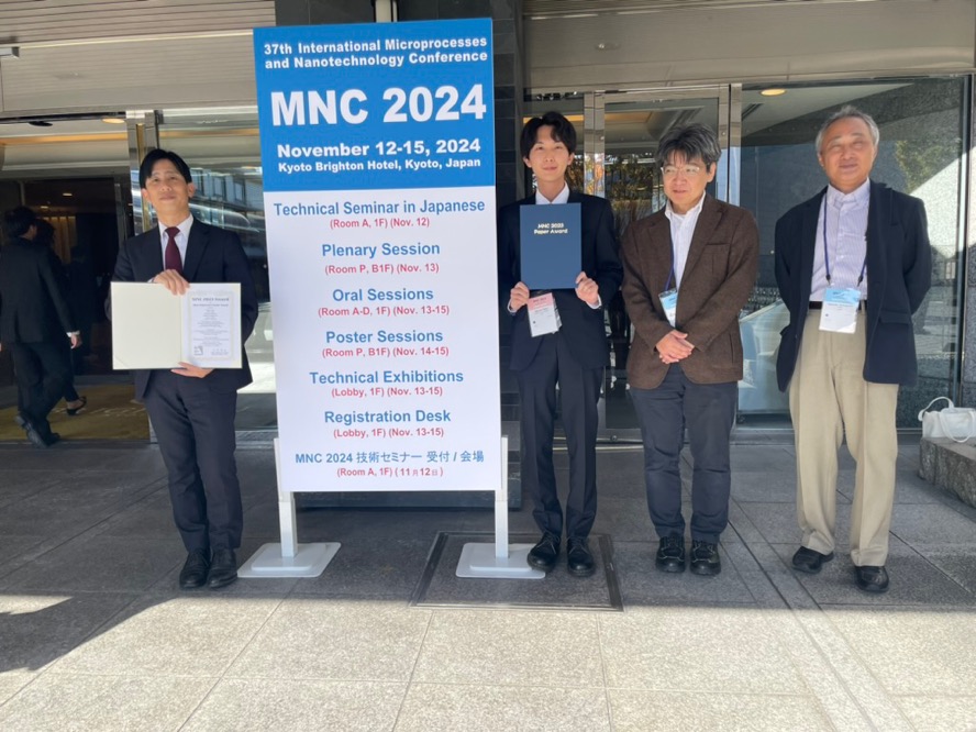 人, 建物, 立つ, 男 が含まれている画像
AI によって生成されたコンテンツは間違っている可能性があります。