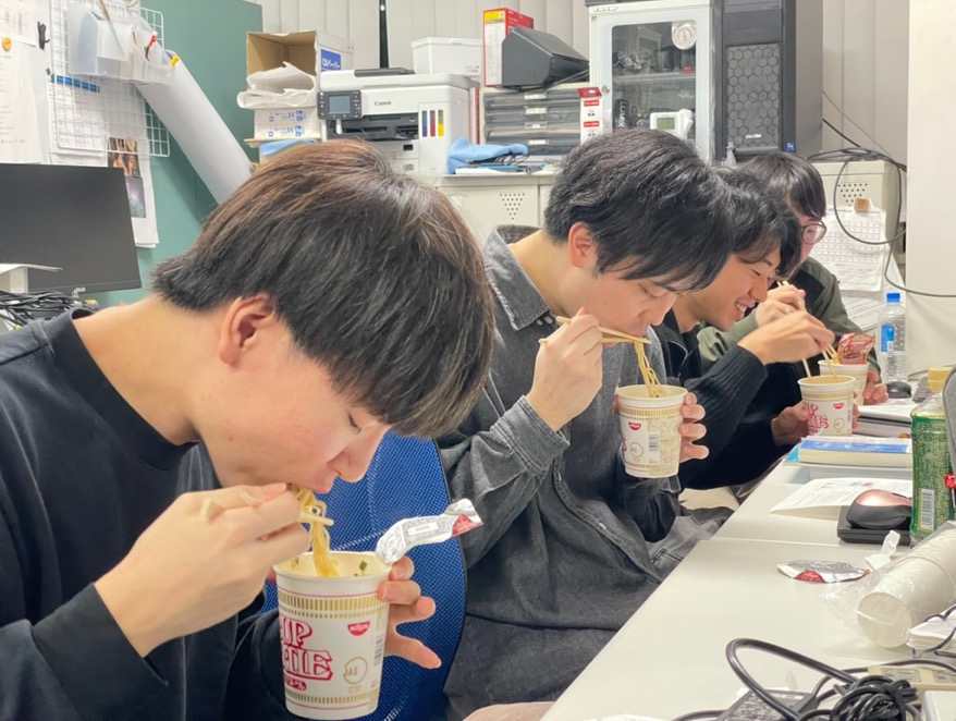 テーブルで食事をしている人達
AI によって生成されたコンテンツは間違っている可能性があります。