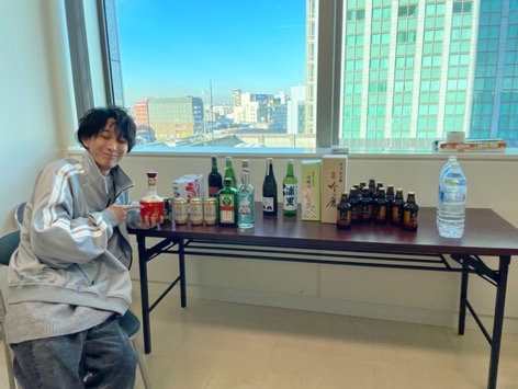 屋内, 窓, 人, テーブル が含まれている画像
自動的に生成された説明