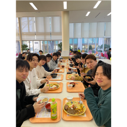人, 屋内, 男, 若い が含まれている画像
自動的に生成された説明