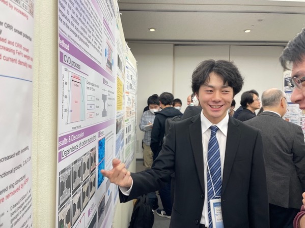 スーツを着た男性たち
自動的に生成された説明