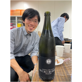人, 屋内, 男, テーブル が含まれている画像
自動的に生成された説明