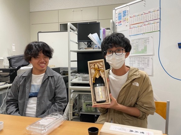 机の上に座っている男性
低い精度で自動的に生成された説明