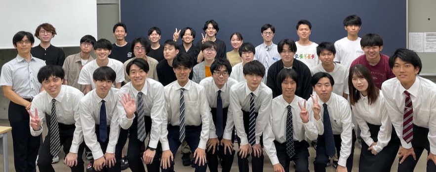 白いユニフォームを着た子供たち
低い精度で自動的に生成された説明