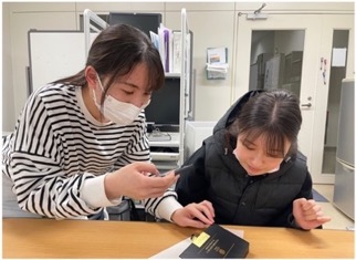 人, 屋内, テーブル, 座る が含まれている画像
自動的に生成された説明
