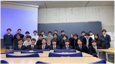 会議室に集まる人々
自動的に生成された説明