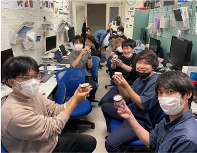 人, 屋内, グループ, 子供 が含まれている画像
自動的に生成された説明