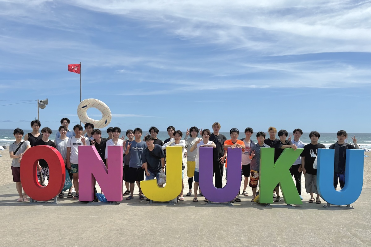 砂浜でサーフボードを持っている人たち
AI 生成コンテンツは誤りを含む可能性があります。